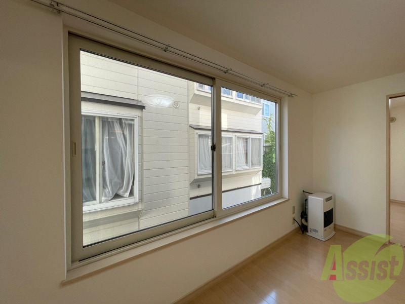 バルコニー　窓が沢山あると日がたっぷり入って気持ち良いですよね！