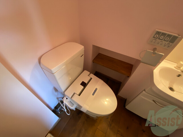 トイレ　風呂とトイレは別で、ウォシュレット機能付きです。