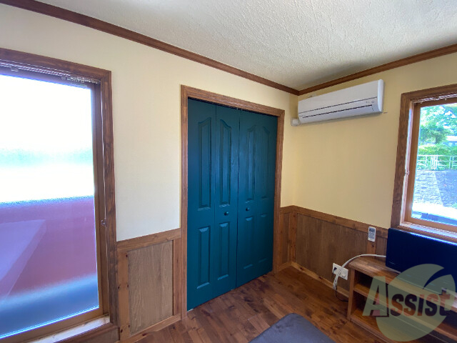 収納　お洒落な扉の収納ですね。お洋服をしまうのにピッタリです。