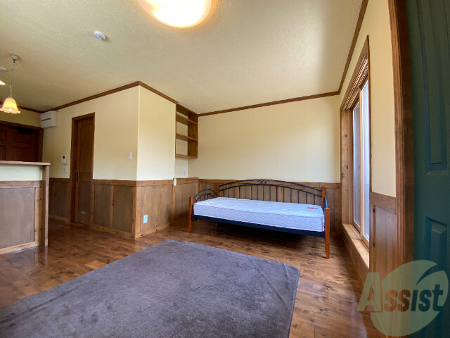 その他部屋・スペース　ベッド付きの寝室で、窓もついているので快適にお過ごし出来ます