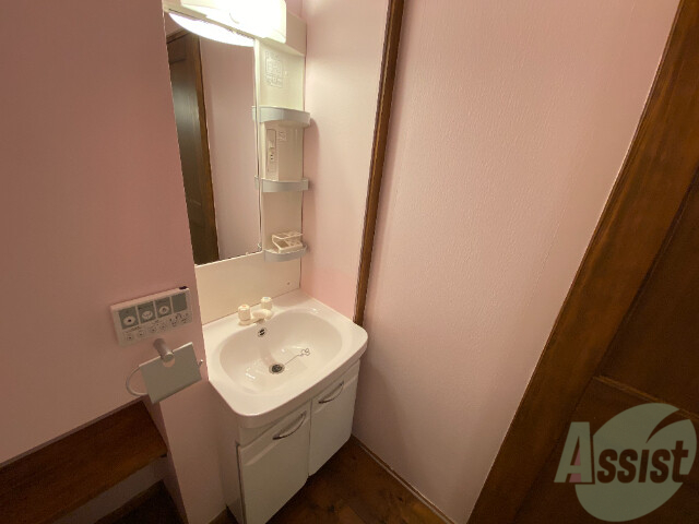 洗面設備　独立洗面所つきで、身支度も快適に出来そうです。