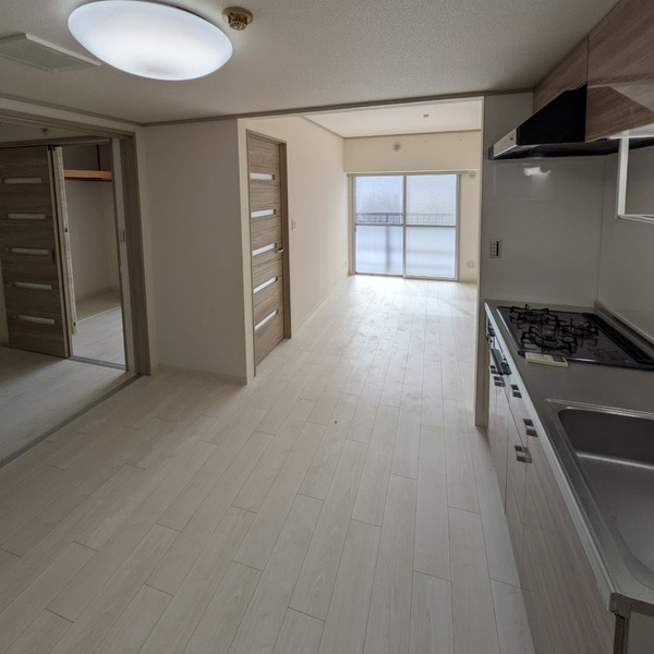 居室・リビング　こちらの居間で趣味の時間をお楽しみください