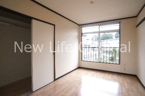 居室・リビング　キッチンの扉を開けると広くお使いいただけるお部屋です☆