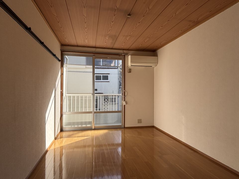 居室・リビング　家具を配置しやすいお部屋です