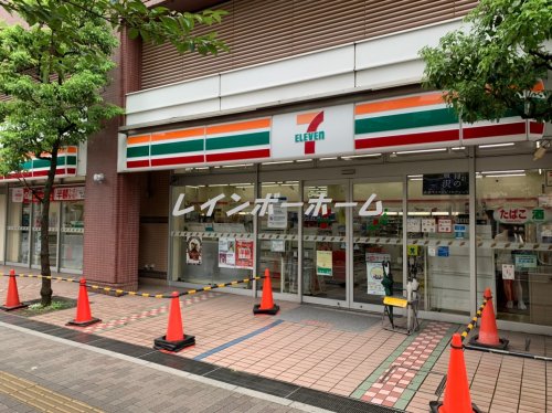 コンビニ　セブンイレブン　川口駅東口店（コンビニ）まで717m