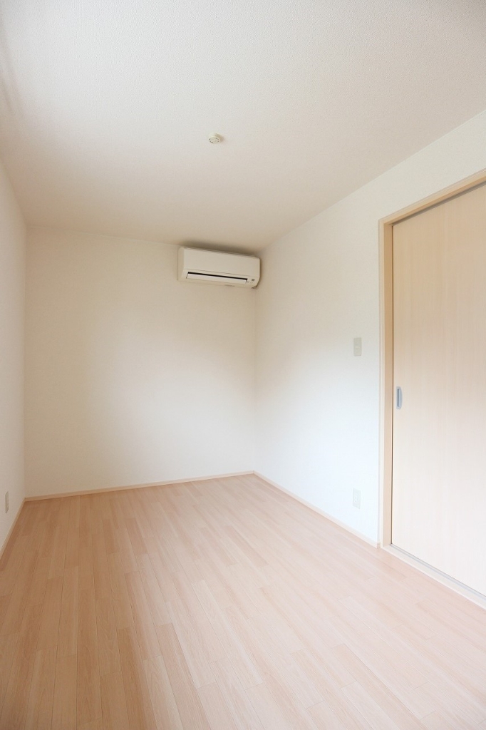 その他部屋・スペース　明るいベッドルーム。