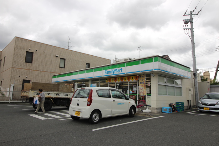コンビニ　ファミリーマート（コンビニ）まで450m
