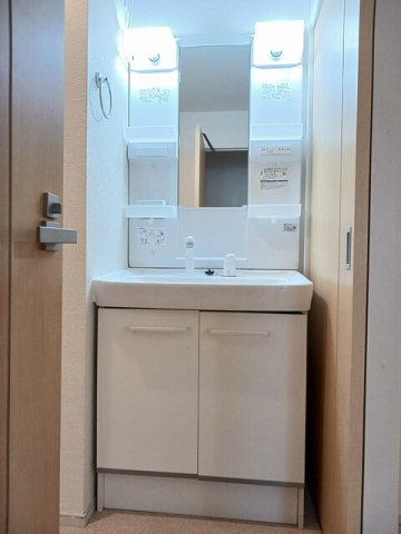 洗面設備　ゆったりとスペースのある洗面所