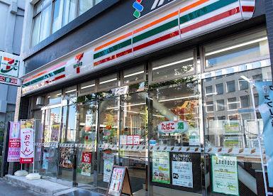 コンビニ　セブン-イレブン 台東蔵前２丁目店（コンビニ）まで270m