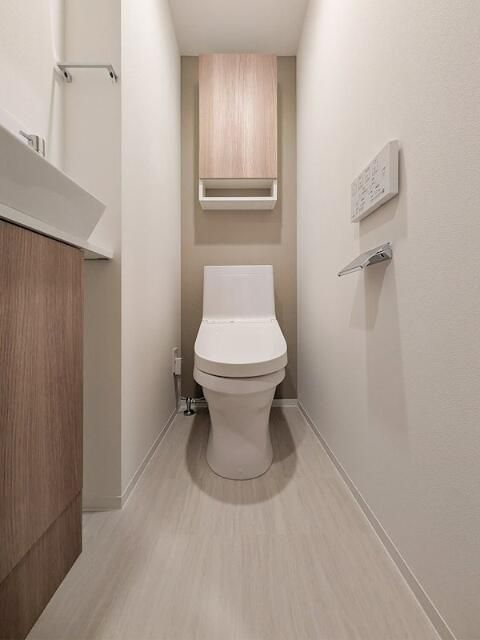 トイレ　落ち着いた色調のトイレです