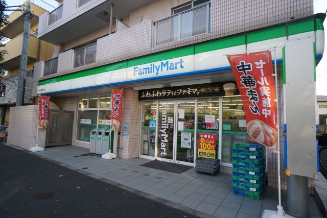 コンビニ　ファミリーマート（コンビニ）まで240m