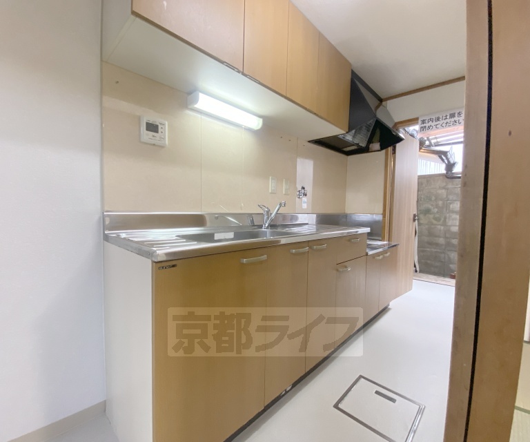 キッチン　収納スペース複数有り