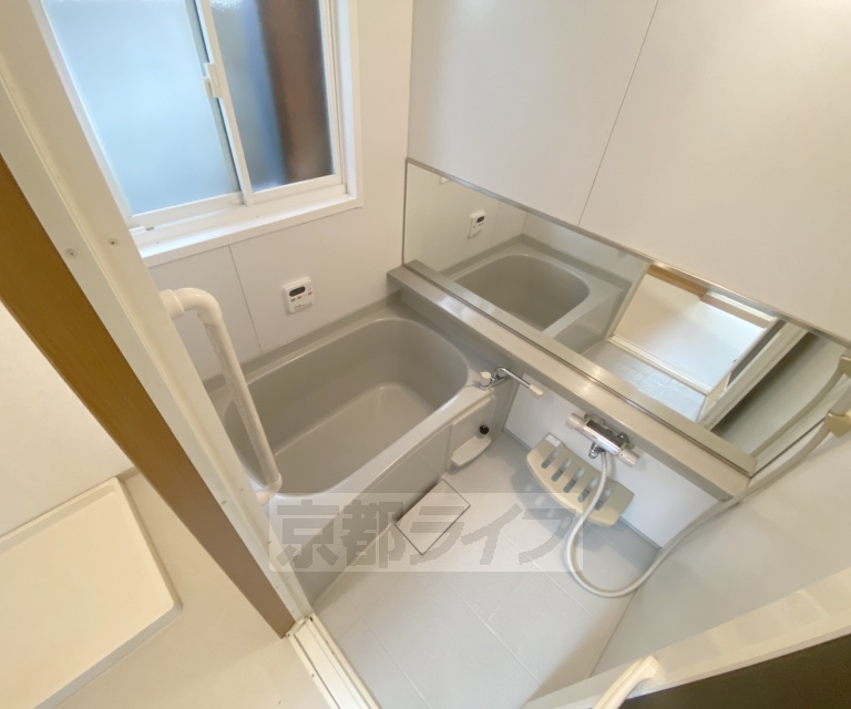 バス・シャワールーム　鏡の付いたお風呂です