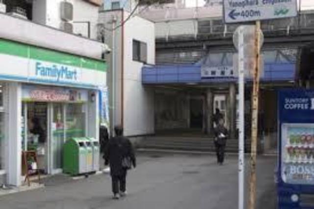 コンビニ　ファミリーマート牛田関屋駅前店（コンビニ）まで407m