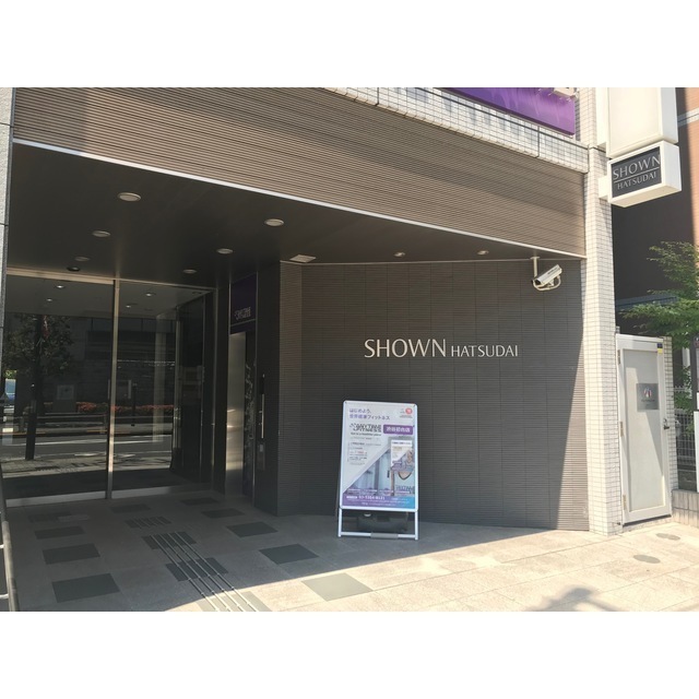 エントランス　自動ドア手前は２Ｆ店舗用エレベーター、右側白い扉は非常階段出