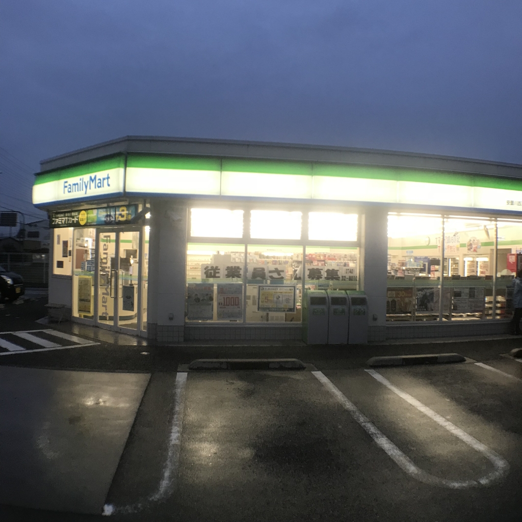 コンビニ　ファミリーマート 安曇川西万木店（コンビニ）まで524m