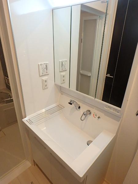 洗面設備　朝の身支度に便利な洗髪洗面化粧台付