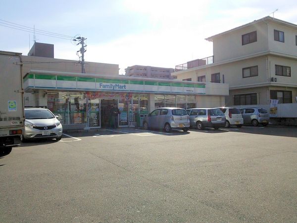 コンビニ　ファミリーマート博多駅南四丁目店（コンビニ）まで380m