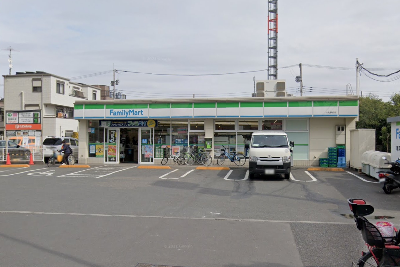コンビニ　ファミリーマート六町駅前店（コンビニ）まで381m