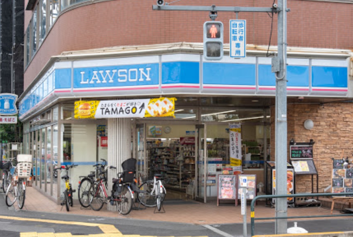 コンビニ　ローソン足立六町駅前店（コンビニ）まで324m