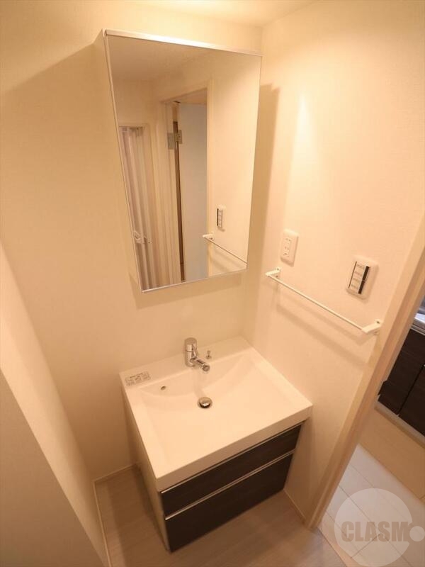 洗面設備　シャワー付き洗面台で支度もラクラク