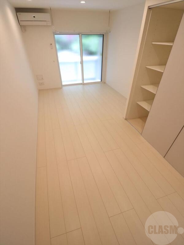 居室・リビング　約８．１帖のお部屋です