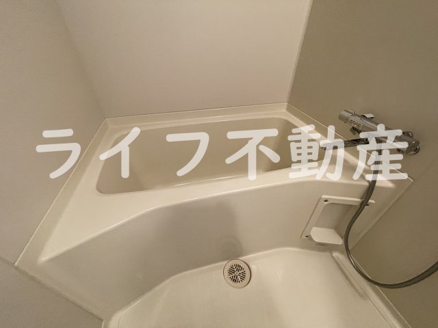 バス・シャワールーム　コンパクトで使いやすいお風呂です