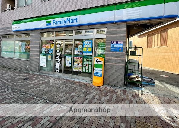 コンビニ　ファミリーマート渋谷本町三丁目店（コンビニ）まで388m