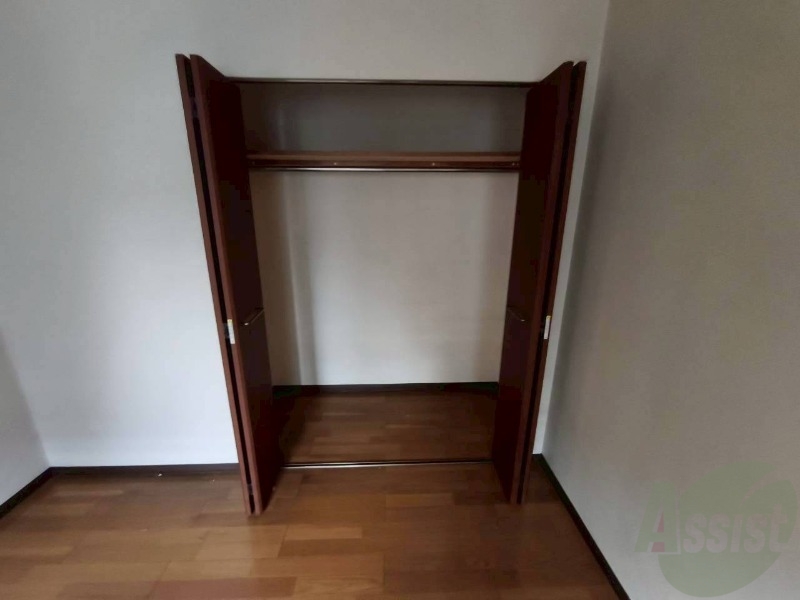 収納　こちらの収納にはハンガーをかけて服もしまえますね。