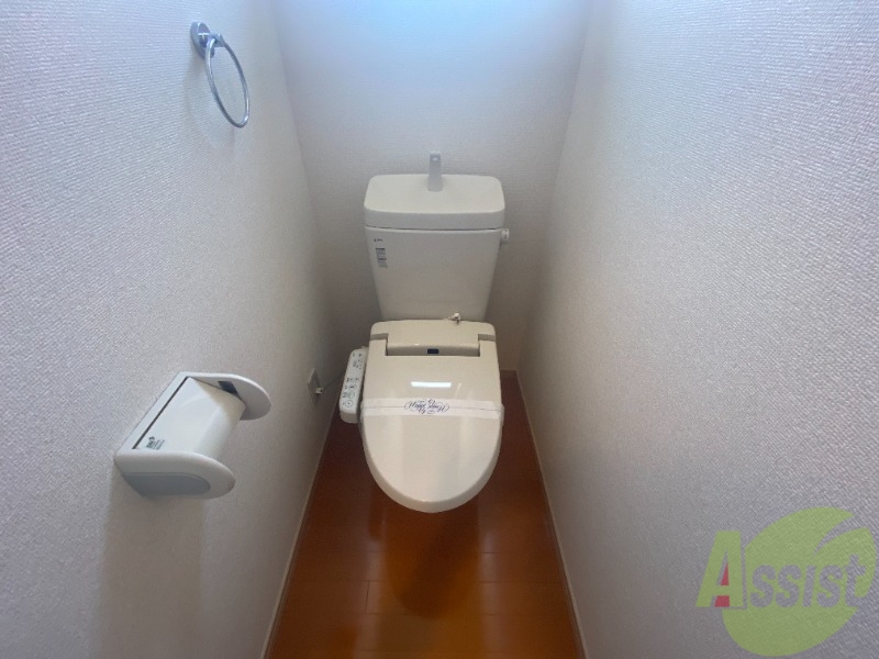 トイレ　ウォシュレット機能がついたトイレです。安心して使用できますね
