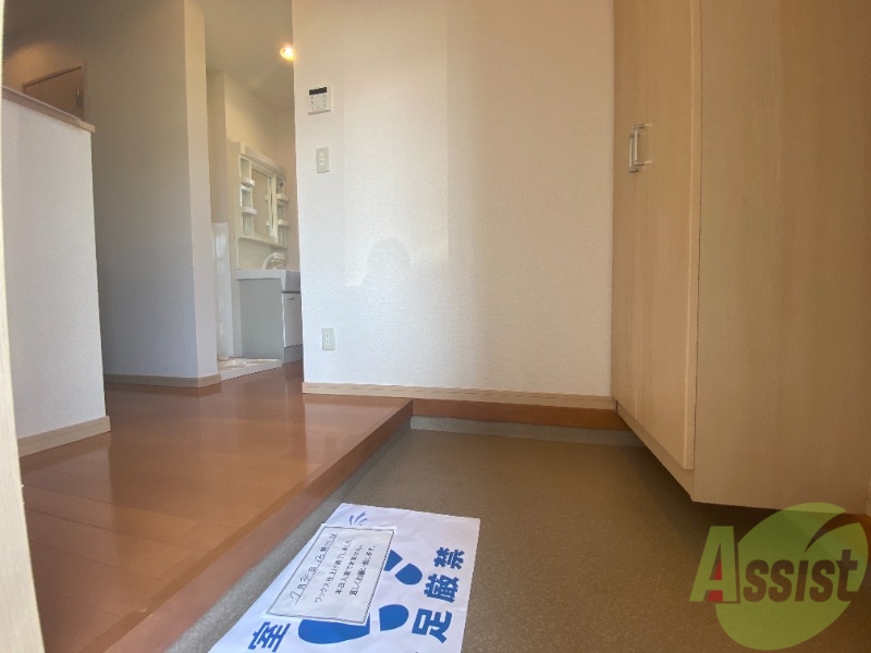 玄関　外から玄関を撮影してみました。広いリビングに繋がっています。