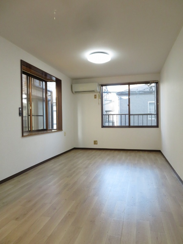 居室・リビング　＊別号室の写真となります。