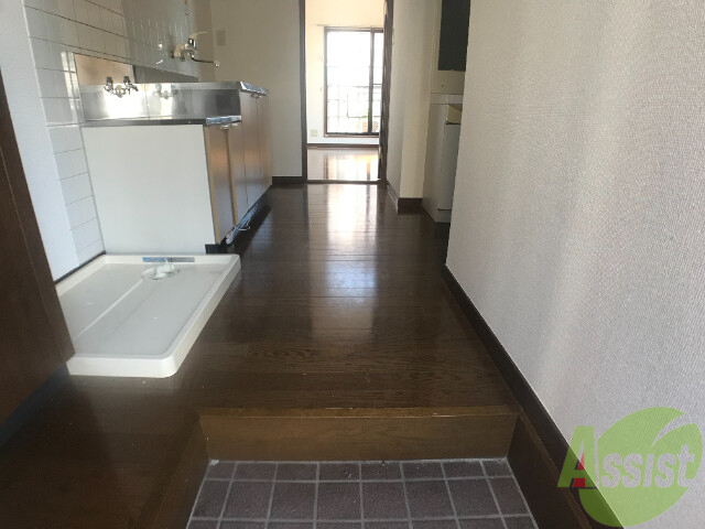 玄関　玄関から入り少し歩くとリビングに出る為、すぐ休めますね。