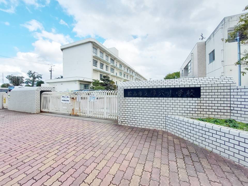 小学校　浮穴小学校（小学校）まで320m