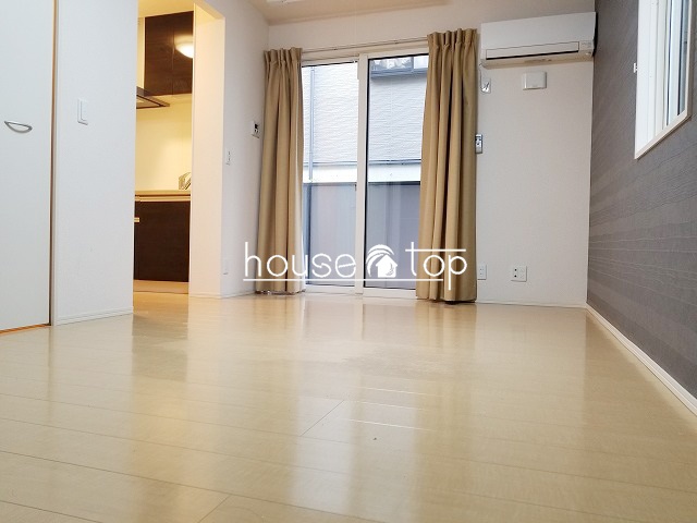 居室・リビング　テーブルやベッドなど設置可能