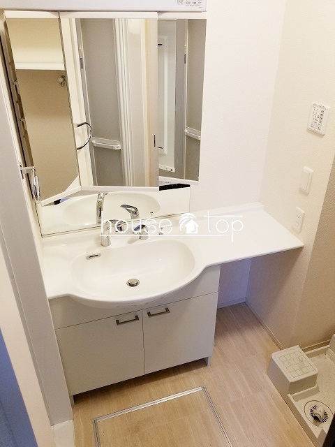 洗面設備　シャワー付洗面台完備