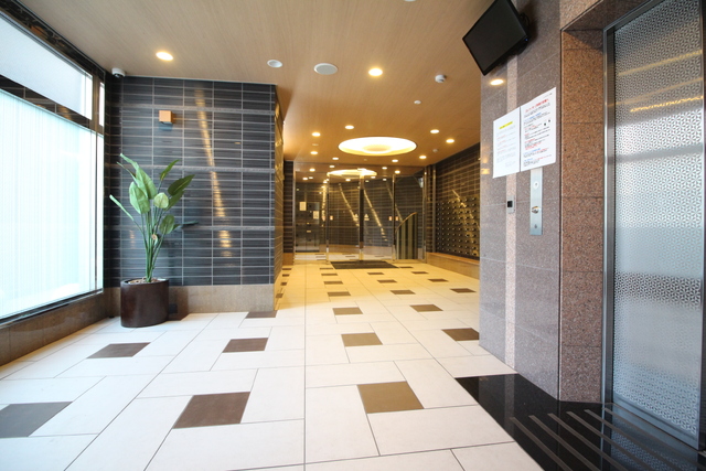 エントランス　宅配ＢＯＸ、防犯カメラ付オートロックセキュリティ。外には自販