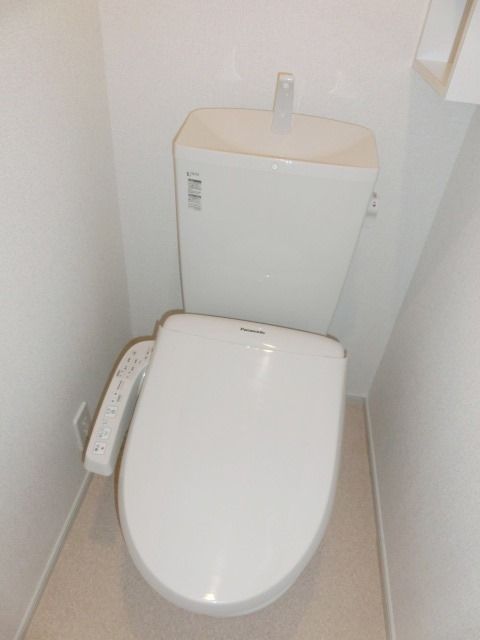 トイレ　温水洗浄便座付きのトイレ