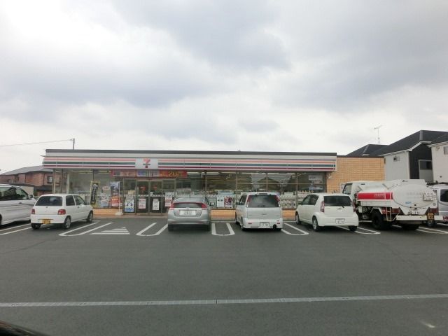 コンビニ　セブンイレブン（コンビニ）まで300m