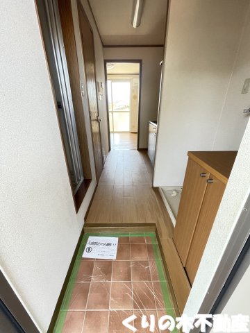 玄関　同タイプのお部屋です（現況を優先します）