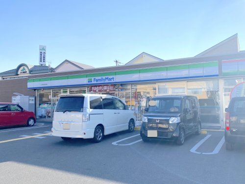 コンビニ　ファミリーマート 小浦貝塚加神店（コンビニ）まで838m