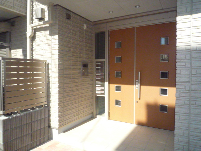 エントランス　キリッとしたエントランス。