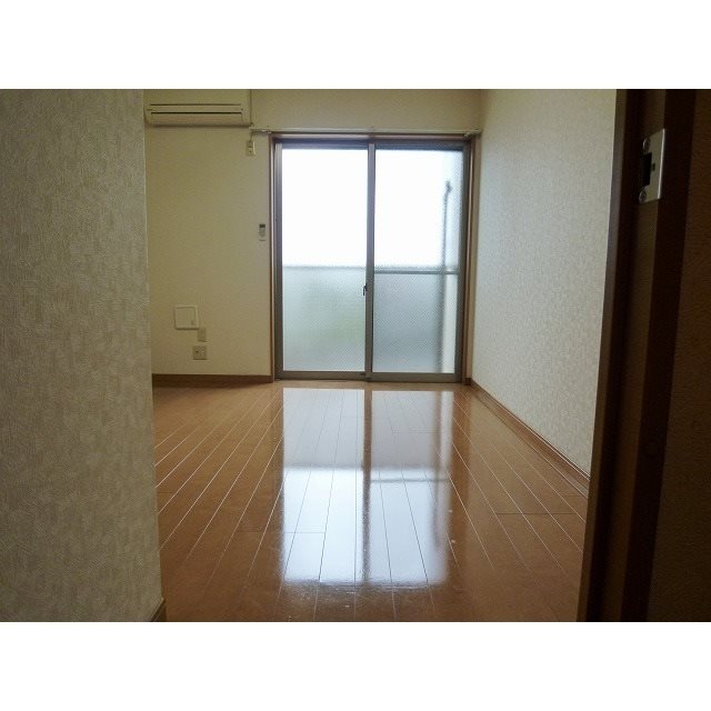 居室・リビング　きれいなフローリングのお部屋です。