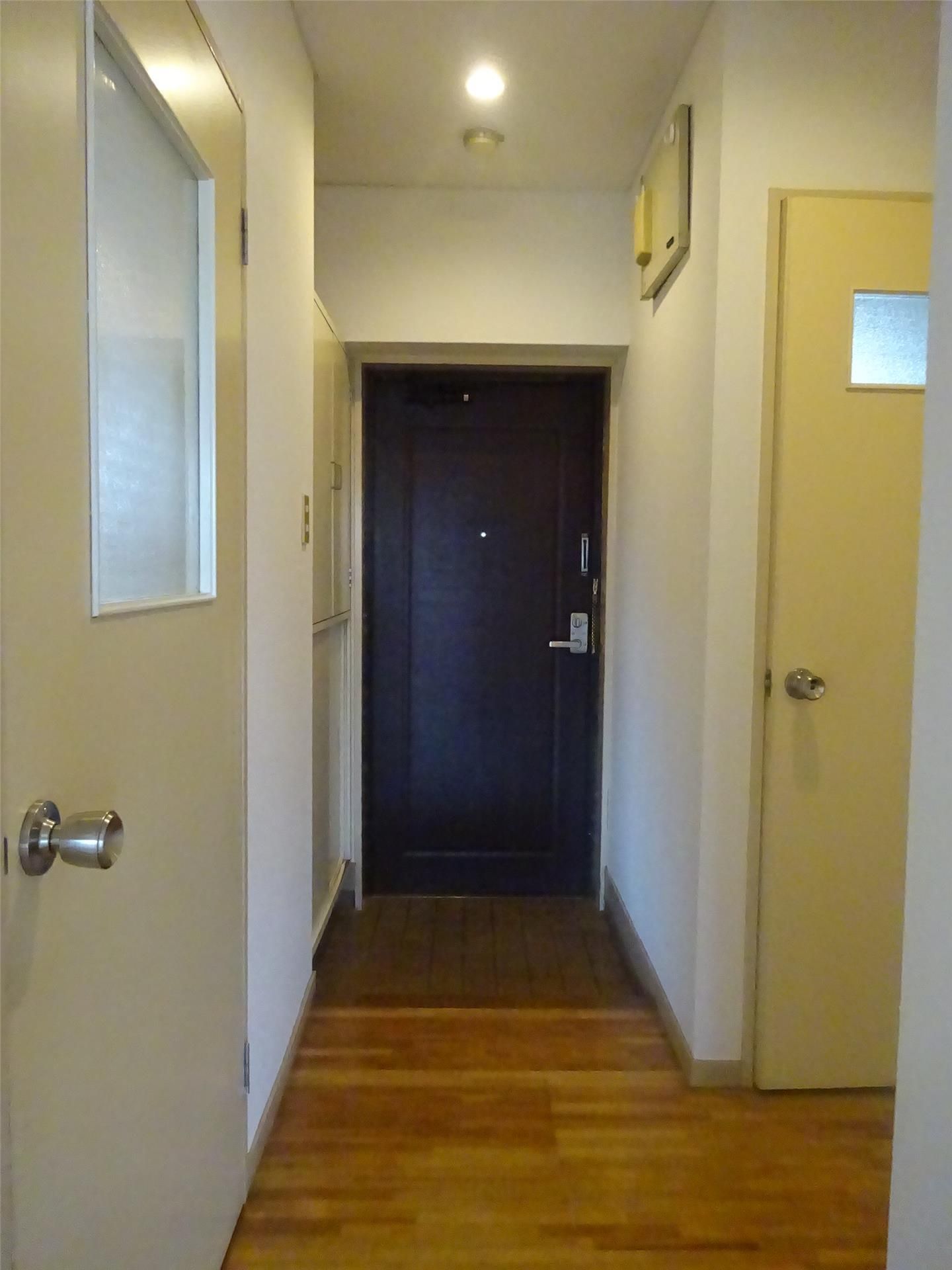 玄関　※別号室のお写真になります。