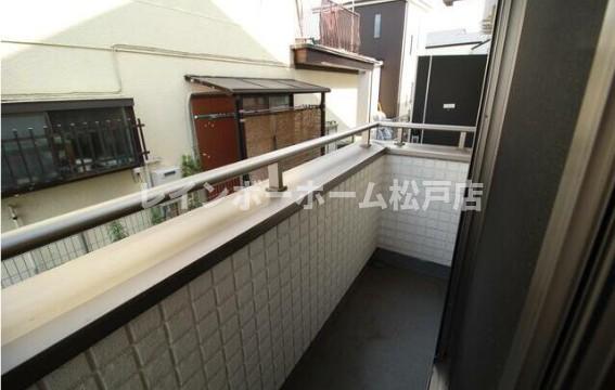 バルコニー　暖かな日差しのふりそそぐバルコニー