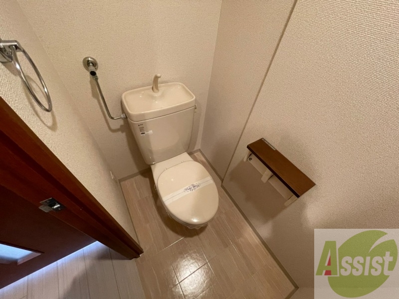 トイレ　トイレです。タオル掛けもついて便利ですね。