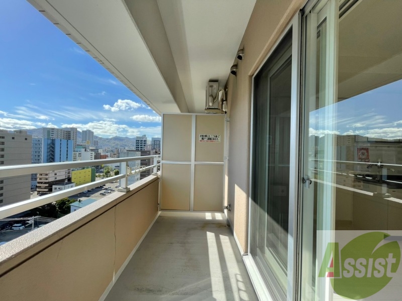 バルコニー　バルコニーは幅があり、広い印象を受けました。