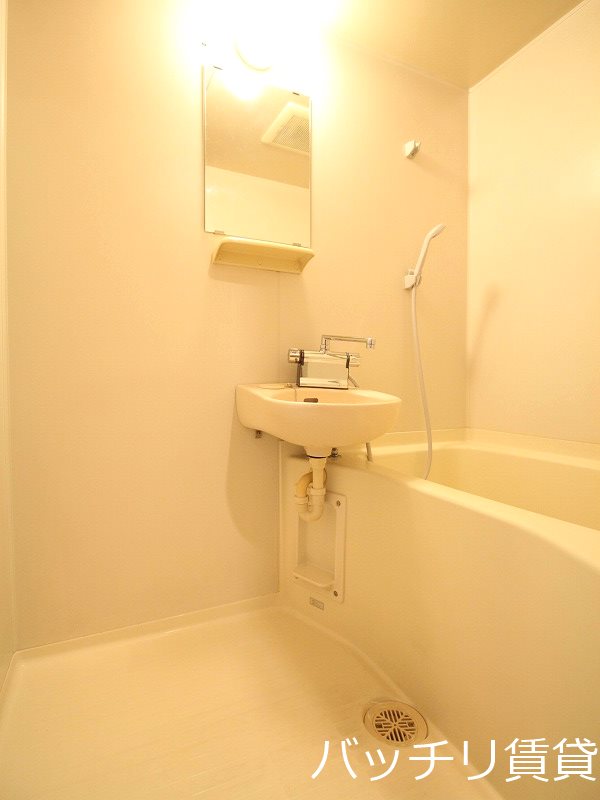 バス・シャワールーム　別号室タイプの為、現状を優先致します。