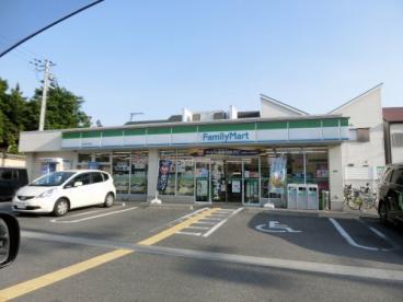 コンビニ　ファミリーマート高井田元町店（コンビニ）まで572m