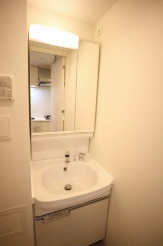 洗面設備　明るい洗面所です